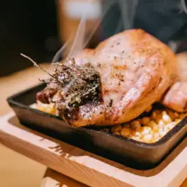 Brut restaurant plat avec un poulet