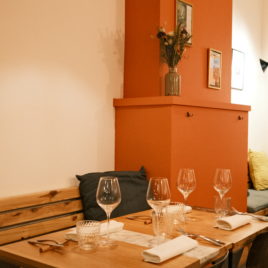 Brut restaurant table avec couverts